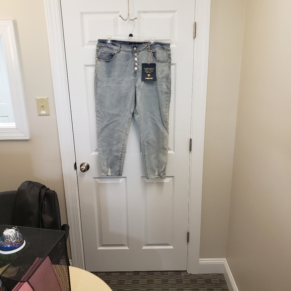 Indigo Rein, NWT, curvy high rise crop, button down distressed jeans SZ17 W32 - Picture 16 of 16